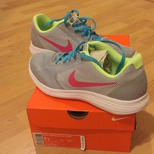 Nike revolution 3
